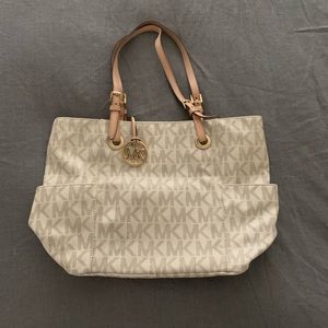 Gently used,great condition Michael Kors tote